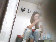 大学女厕所系列2 一边尿尿一边还在讨论打麻将