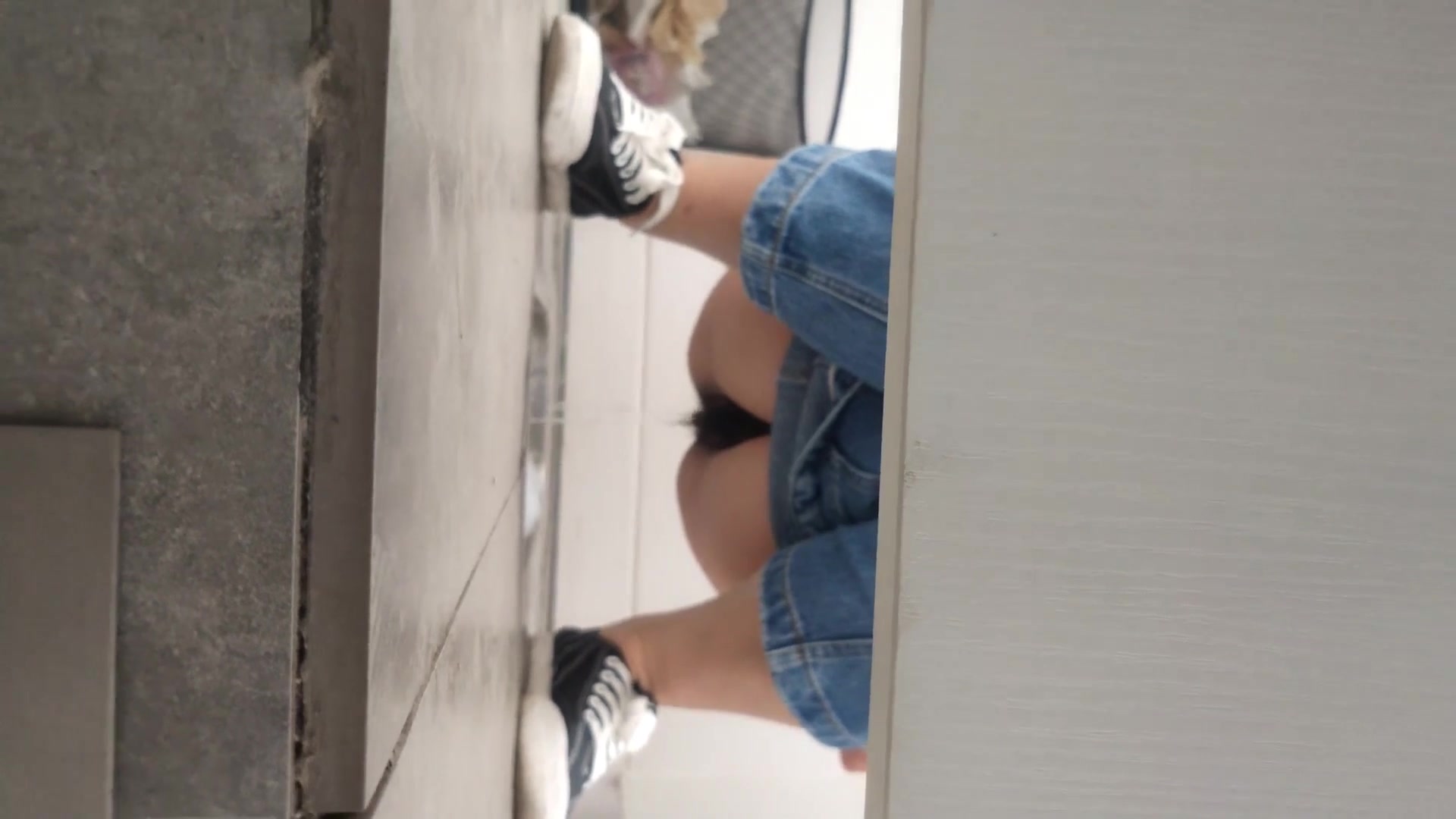 最新流出國內廁拍大神路邊尾隨美女進入公共女廁偷拍美女如廁噓噓 有個等車玩手機的妹子顏值超高 逼逼肥嫩誘惑 1080P高清原版